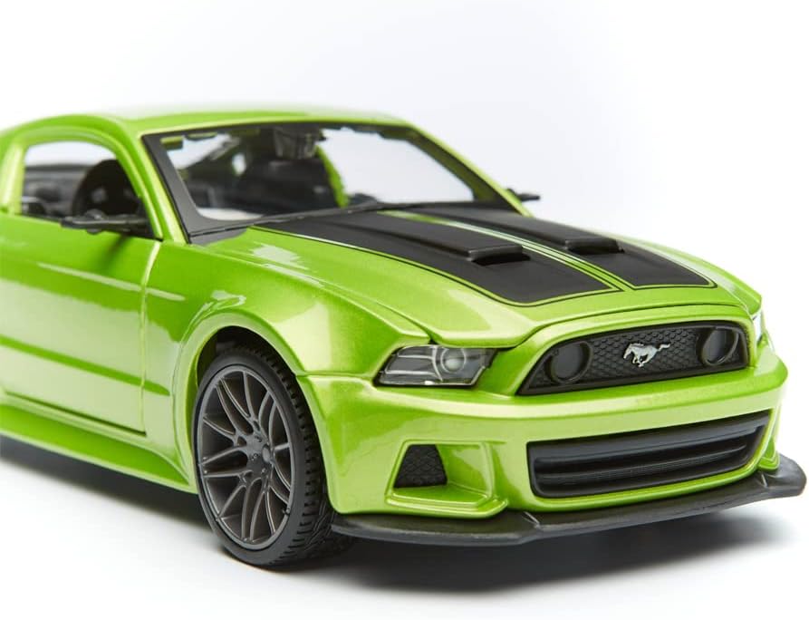 Maisto 1:24 Scale 2014 Ford Mustang Street Racer Diecast Vehicle (Colors May Vary)