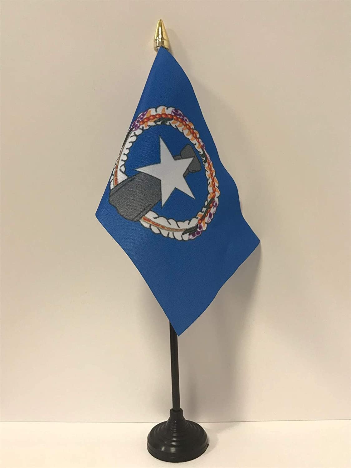 AZ FLAG Nicaragua Table Flag 4x6 in 100D Polyester Plastic Base | Indoor use Nicaraguan 15x10 cm desk flag stitched finish with reinforced edges with plastic pole and gold finial
