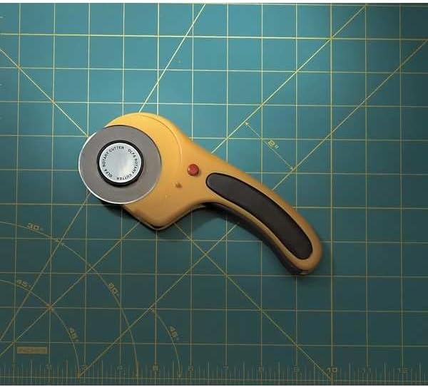 OLFA 45mm Ergonomic Squeeze-Handle Rotary Cutter (RTY-2/DX) - Auto-Retract | 45mm endurance tungsten steel