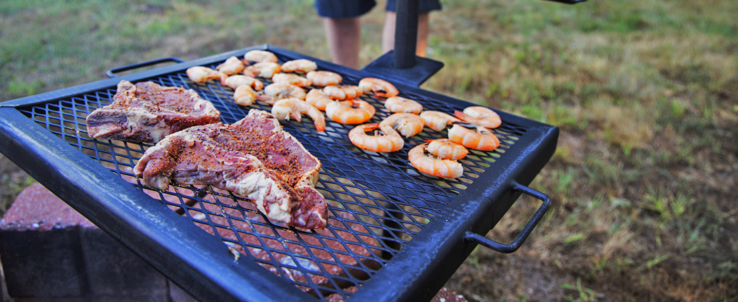 Easy to set up gravity grill for BBQ and more. Kit de cocina camping