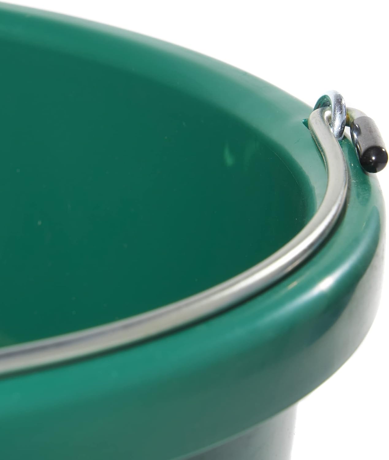 Farm Innovators Heated Water Bucket, 200W Heating Power - 16 Gallon Plastic Bucket with Replaceable Heating Element for Livestock Watering & Feeding | Thermostatically controlled to operate only when necessary, large 16-gallon capacity, anti-chew cord