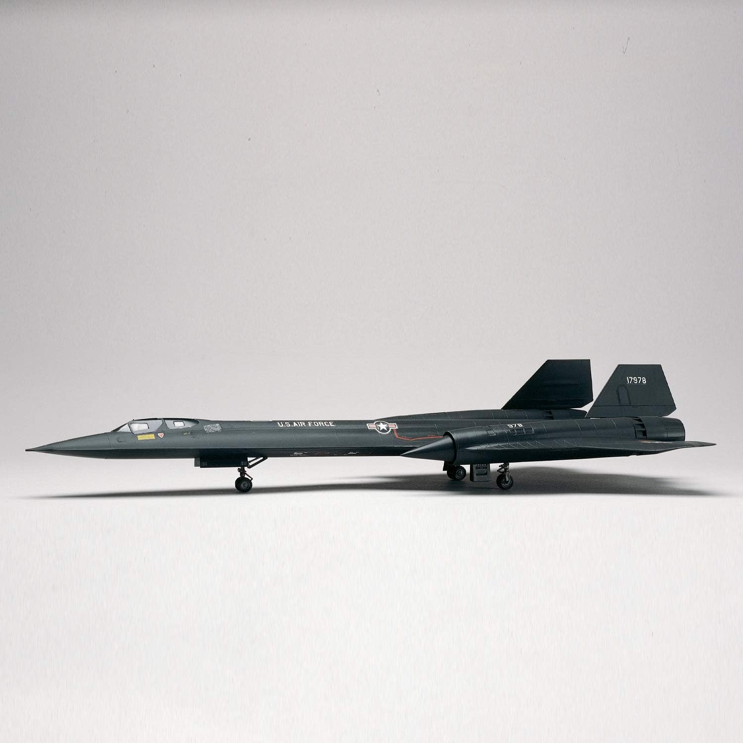 Revell 85-5810 SR-71 Blackbird 1:72 Scale 66-Piece Skill Level 4 Model Airplane Building Kit