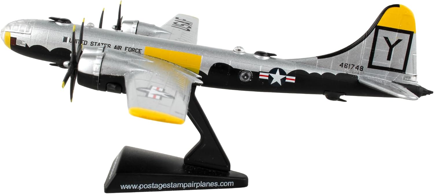 Daron Worldwide Trading B-29 Superfortress Enola Gay Vehicle (1:200 Scale), White