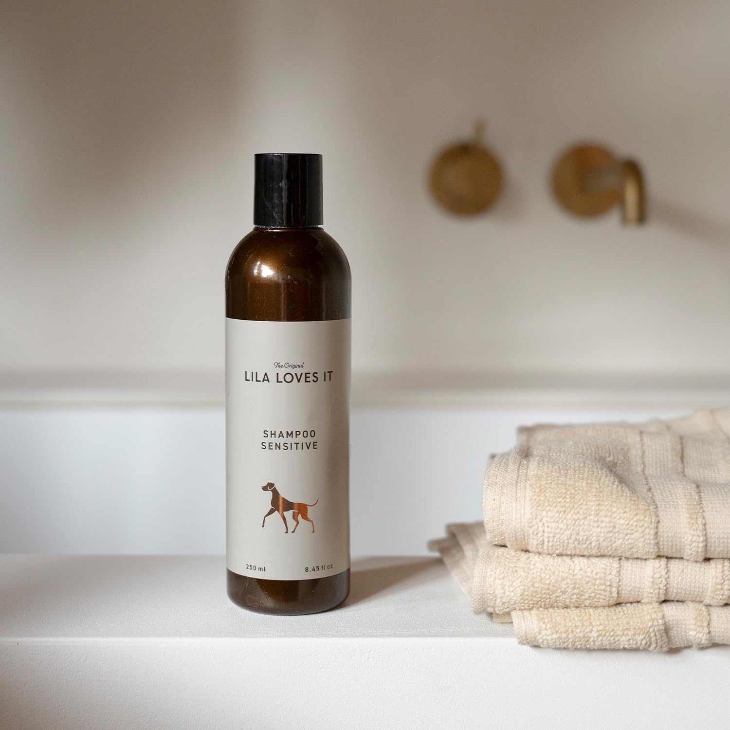 LILA LOVES IT Shampoo Sensitive for Dogs - Dog Shampoo with Aloe Vera, Almond Oil, Calendula and Camomile, moisturizing, Soothing and Gentle, 250 ml