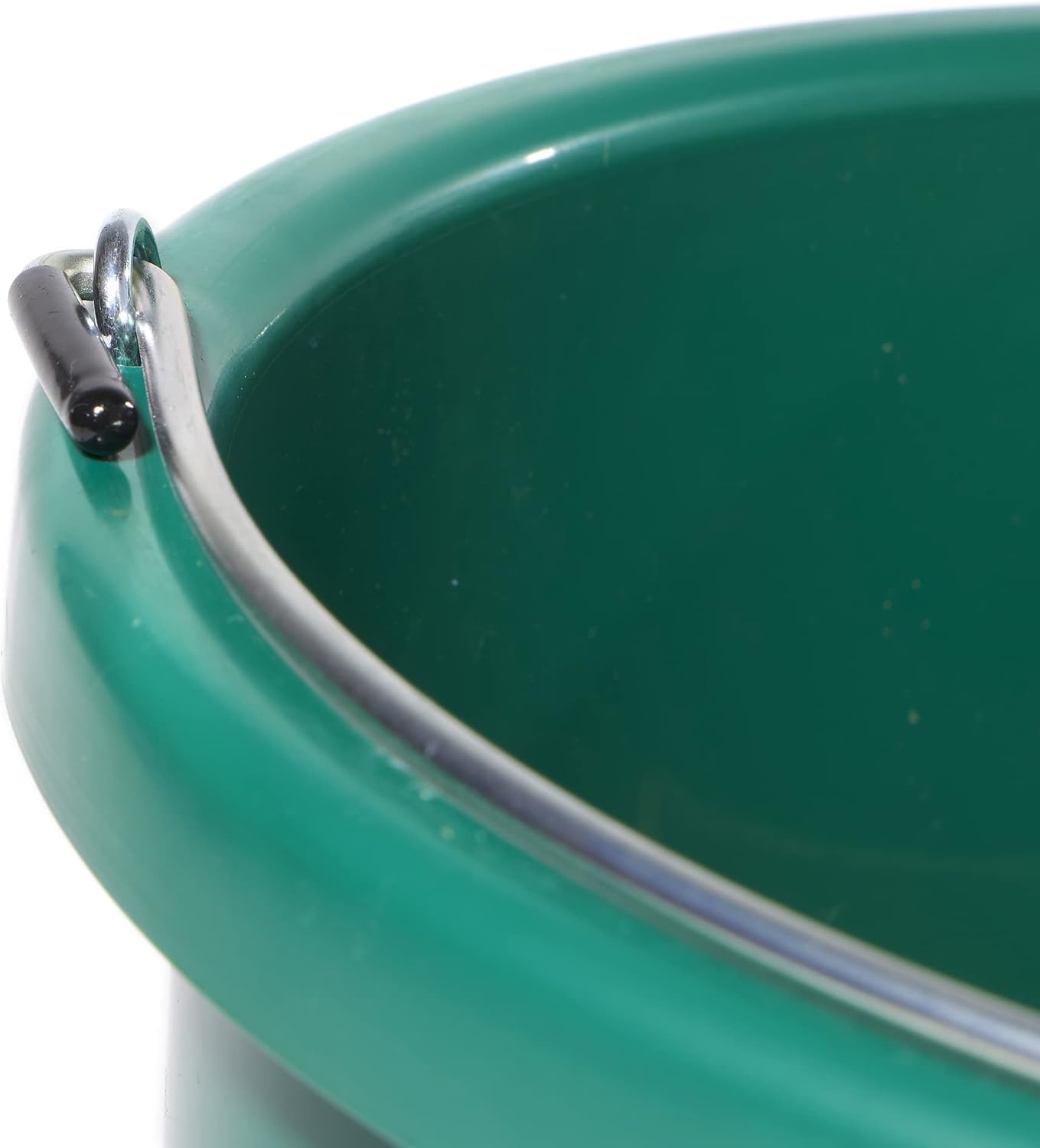 Farm Innovators Heated Water Bucket, 200W Heating Power - 16 Gallon Plastic Bucket with Replaceable Heating Element for Livestock Watering & Feeding | Thermostatically controlled to operate only when necessary, large 16-gallon capacity, anti-chew cord