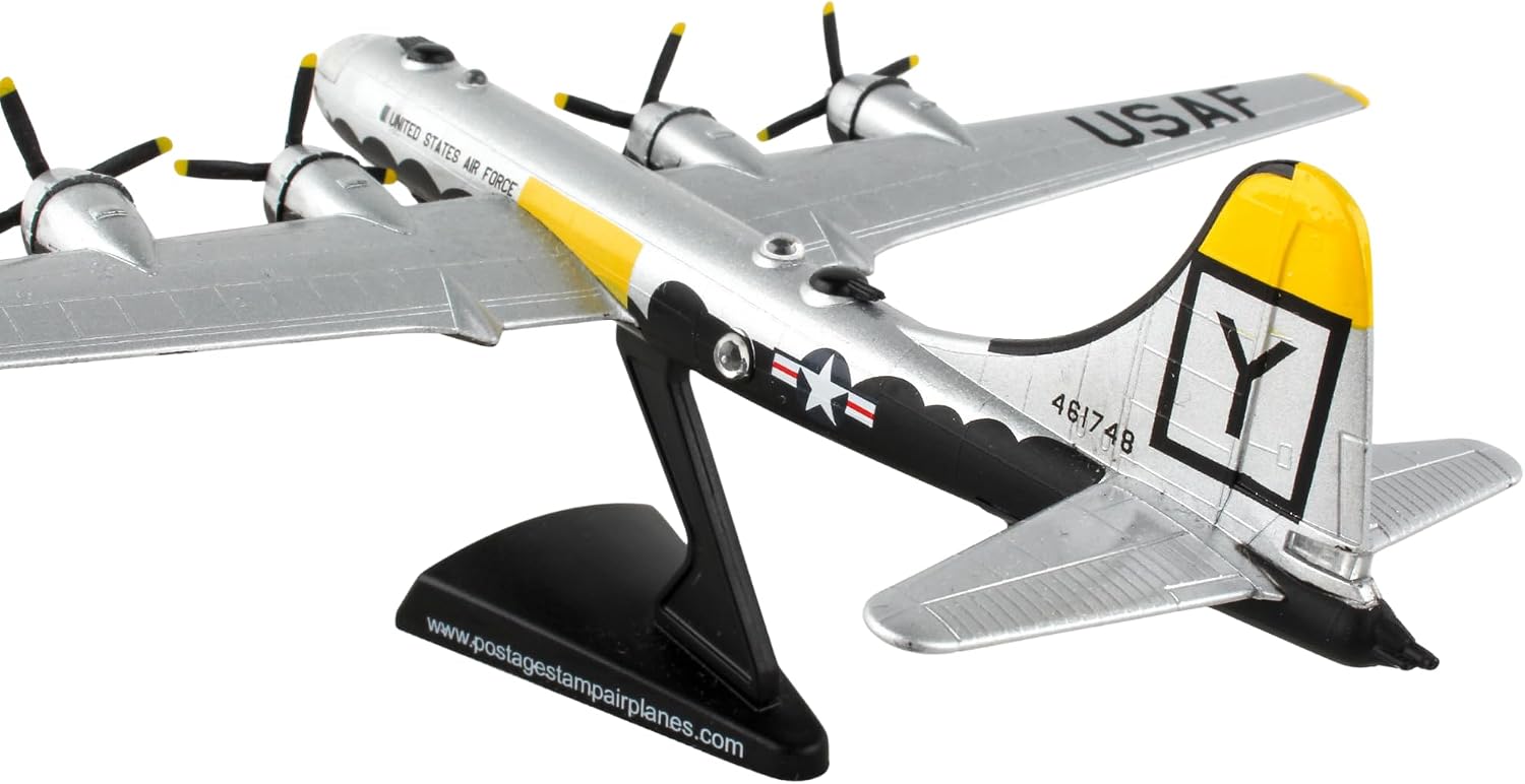 Daron Worldwide Trading B-29 Superfortress Enola Gay Vehicle (1:200 Scale), White