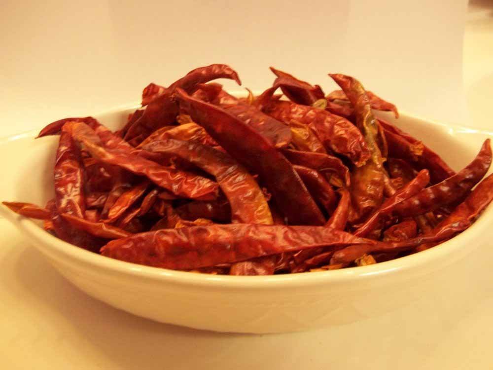 CAYENNE PEPPER, WHOLE DRIEDThe peppers could come whole or chopped depending on availability, no guarantees 1 lb, DELICIOUS FRESH SPICY DRIED HERB