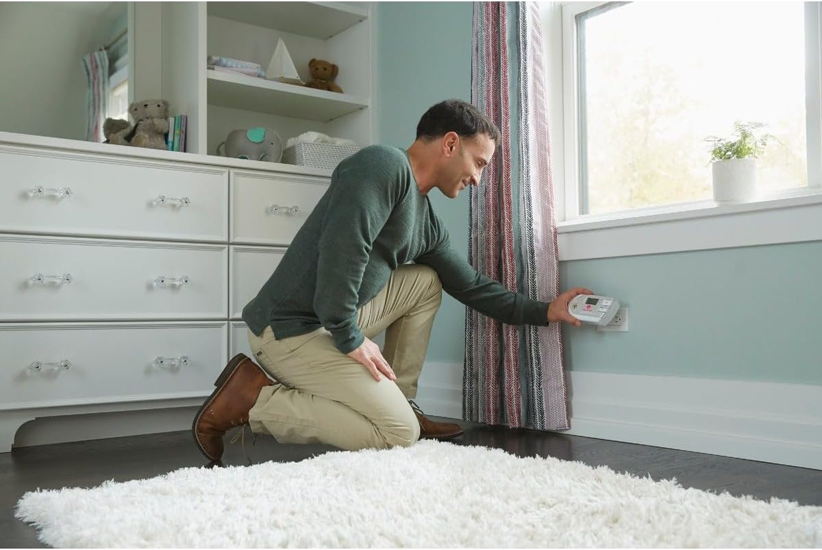 First Alert Plug in Combination Explosive Gas & Carbon Monoxide Alarm | GCO1CN With Digital Display and 9V Battery Backup