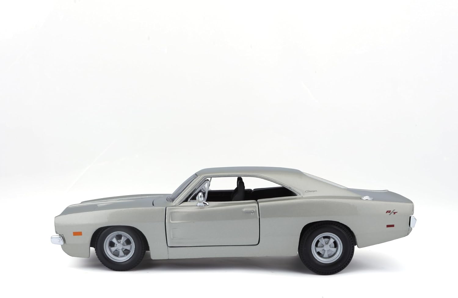 Maisto 1:25 Scale 1969 Dodge Charger R/T Diecast Vehicle (Colors May Vary)