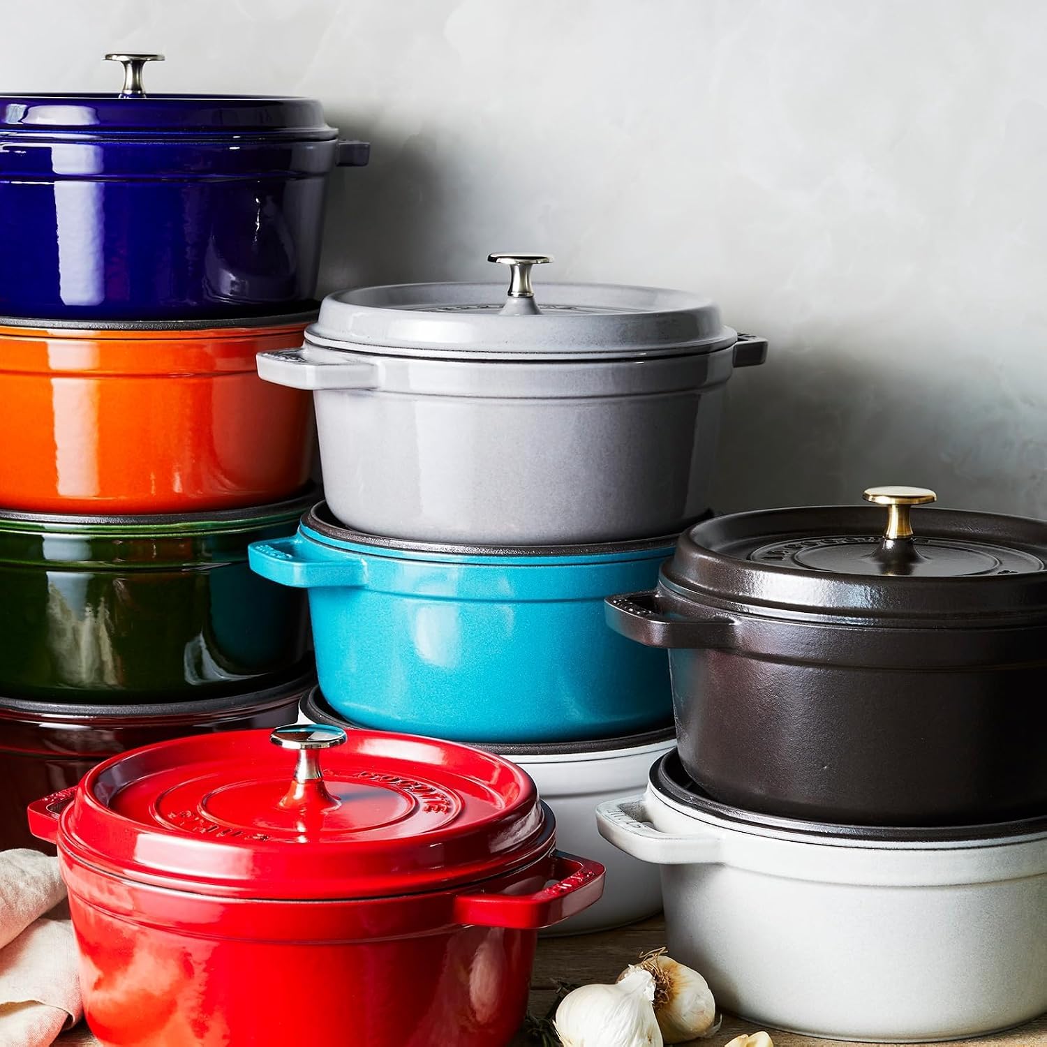 Staub Round Cocotte - 5.5Qt - Grenadine