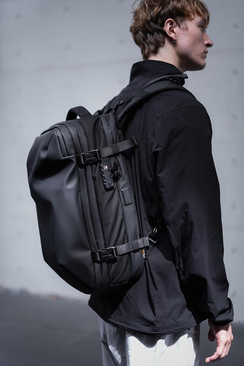 Black Voyage Vortex Vacuum Seal Travel Backpack 60L Expandable Air Compression System Water Resistant TSA Lock Carry-On Suitcase Luggage Black