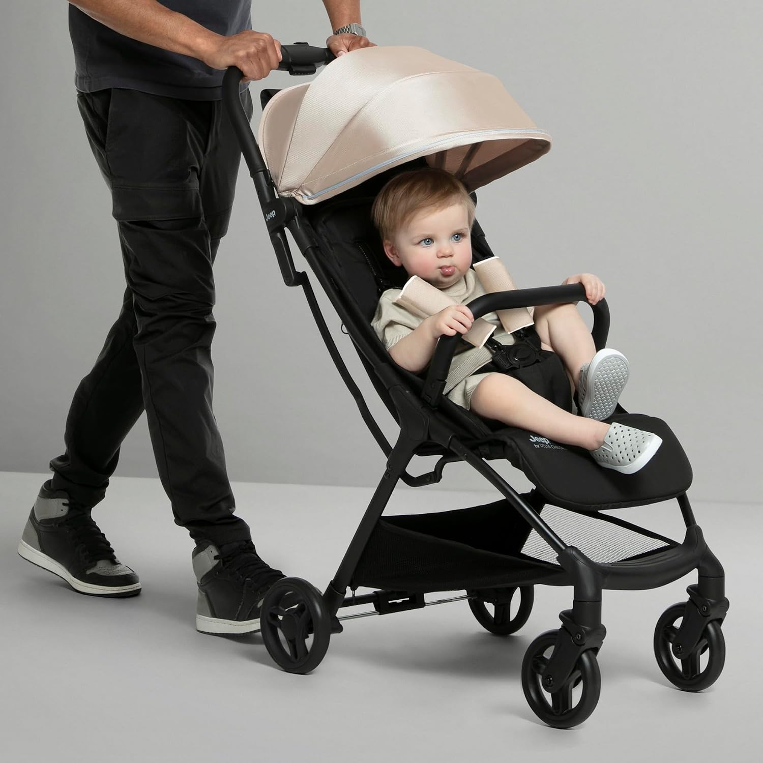 Jeep Altitude Compact Travel Stroller by Delta Children Greenguard Gold, Easy One Hand Fold, Lightweight, Extendable Canopy with Peek-a-Boo Window, Reclining Seat, 4 Wheel Suspension, Olive Green