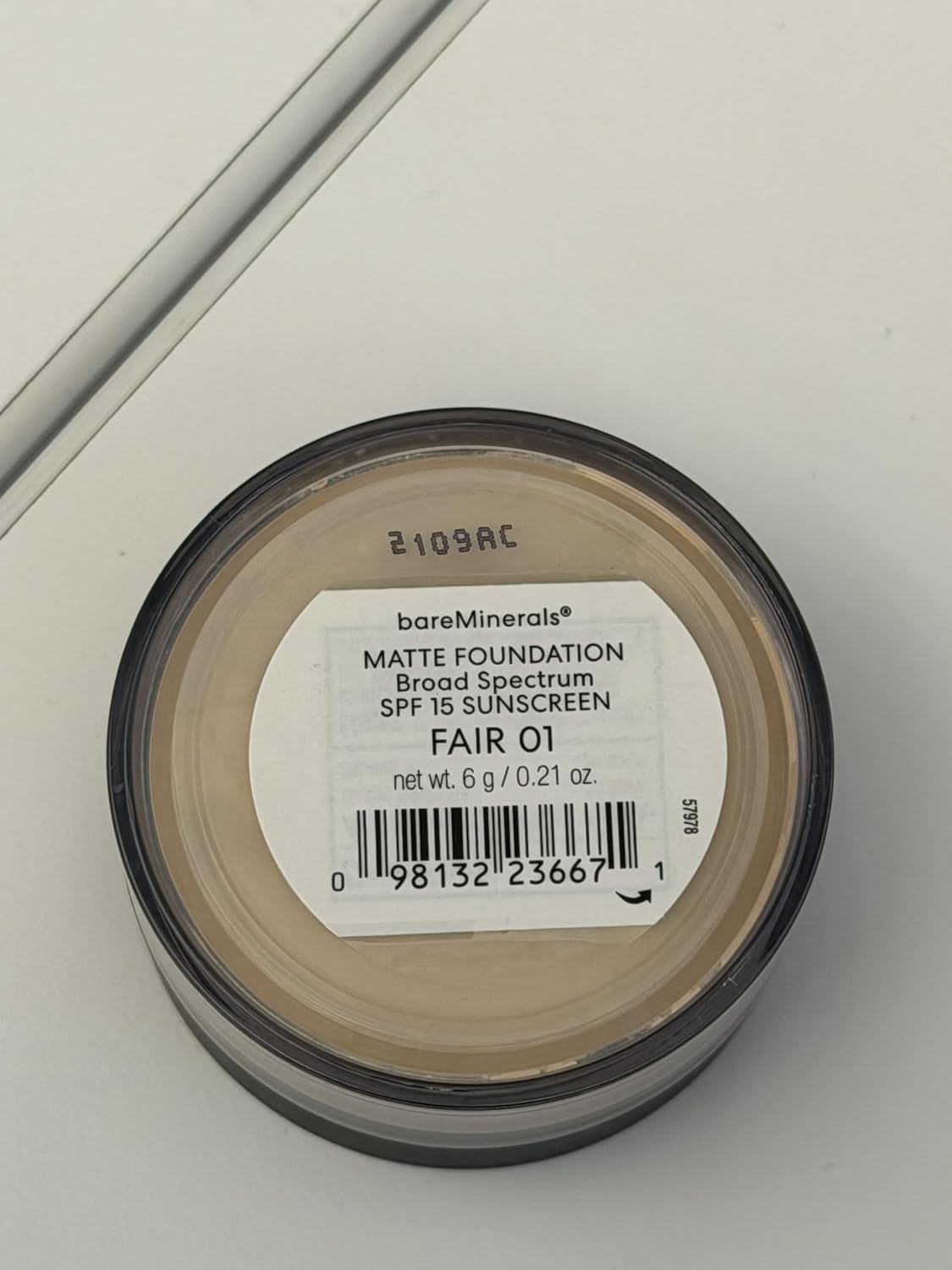 bareMinerals Original Matte Loose Powder Foundation SPF 15, Clean Mineral Powder Face Makeup, Sheer-to-Full Coverage, Reduces Shine, Dermatologist-Tested, Skin-improving Makeup For Sensitive Skin