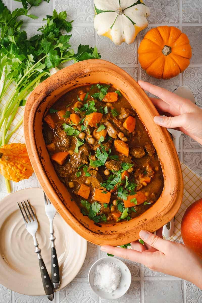 Romertopf Clay Roaster | 40 Years Anniversary Edition | Non-Stick Dutch Oven | Healthy Pot Cooking | Clay Baker | Versatile Cooking Vessel - 3.7 Quarts (3.5 Liters) for up to 6 people