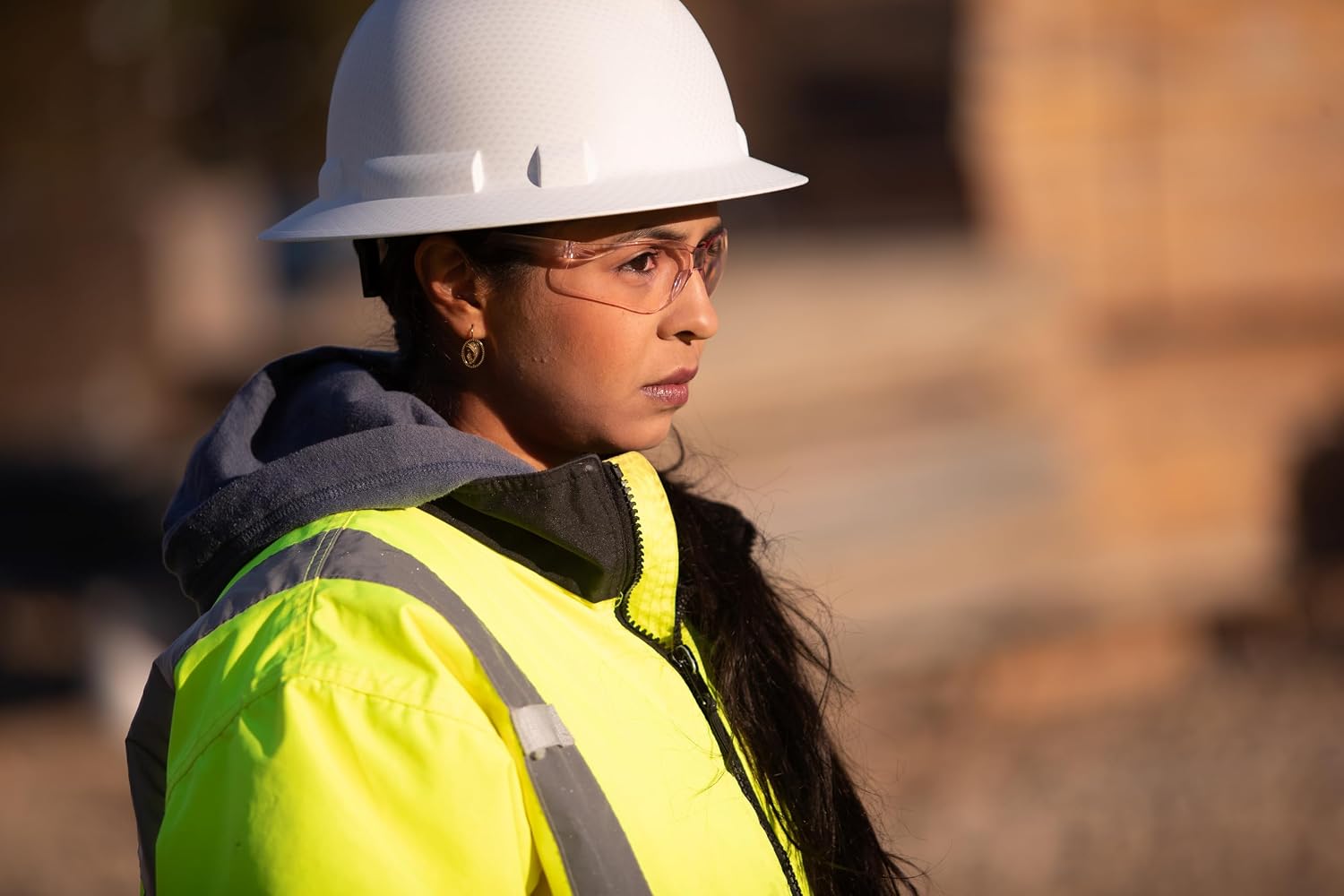 Pyramex Ridgeline Full Brim Hard Hat 4 Point Ratchet White | Full-brim sun & rain protection, HDPE shell, Ratchet suspension, Construction & utility, ANSI Z89.1 Type I Class C/G/E