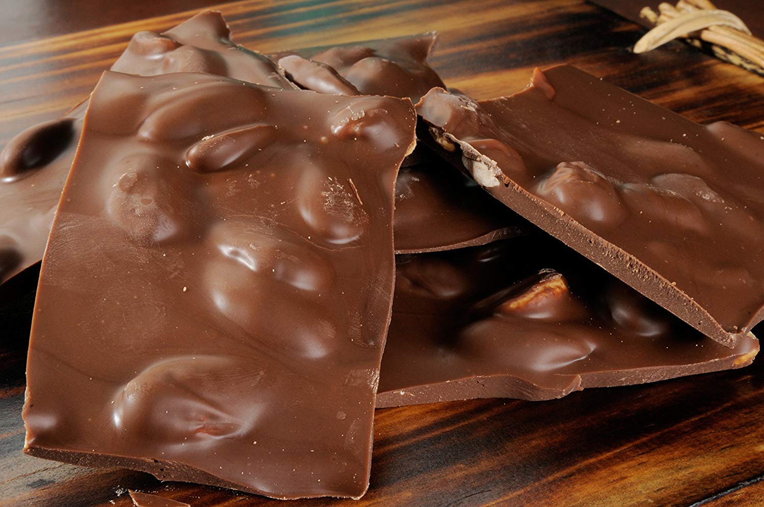 Yupik Milk Chocolate Covered Cranberries, 2.2 lb (35.2 oz), Kosher, Dried Fruits, Dried Cranberries Dipped in Fine Milk Chocolate, Smooth & Chewy, Sweet Snacks, Chocolate Candy, For Topping & Baking