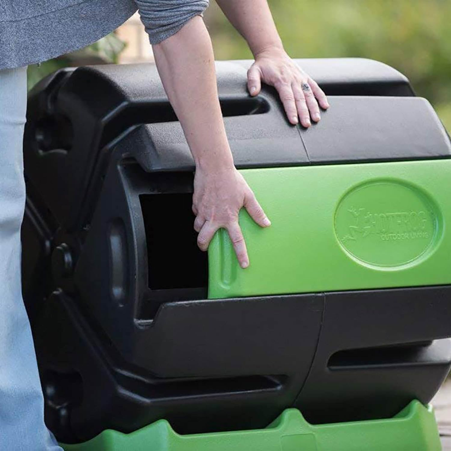 FCMP Outdoor HOTFROG Rolling Single Chamber Batch Tumbling Composter - Outdoor Rotating Garden Compost Bin (HF-RC4000WB) Black & Green (37-Gallon)