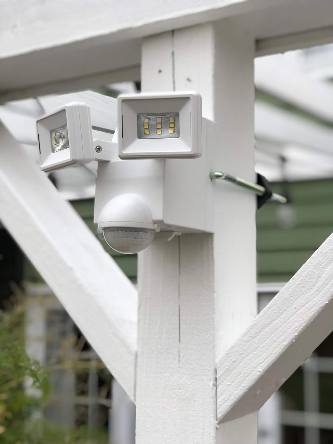 Motion Security Flood Light, Battery Operated Adjustable Motion Sensor, 700 Lumen LED