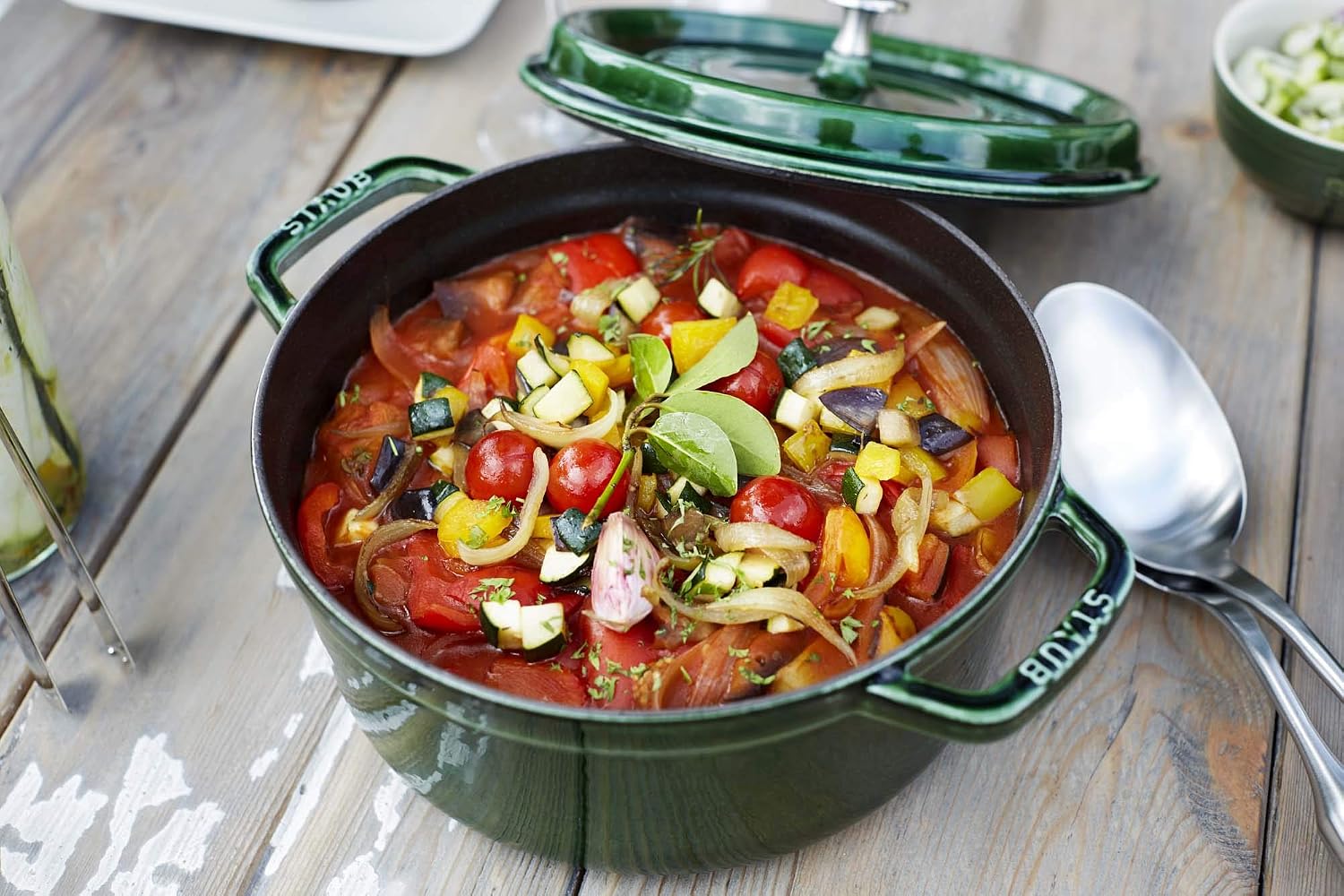 Staub Round Cocotte - 5.5Qt - Grenadine