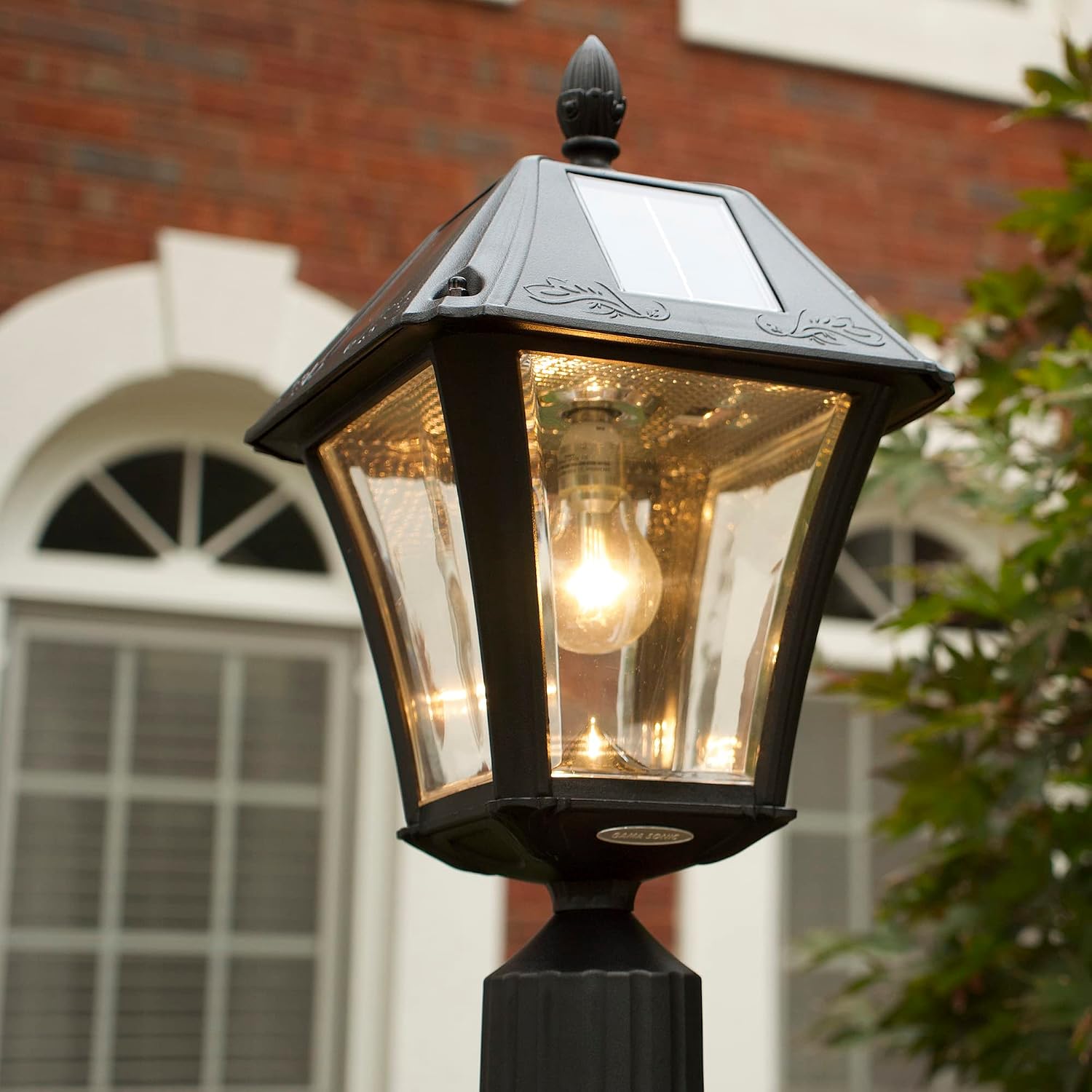 Gama Sonic Baytown II Bulb White Outdoor Solar Light, Single Post Light with 3 Mounting Options, 3in. Fitter for Lamp Posts