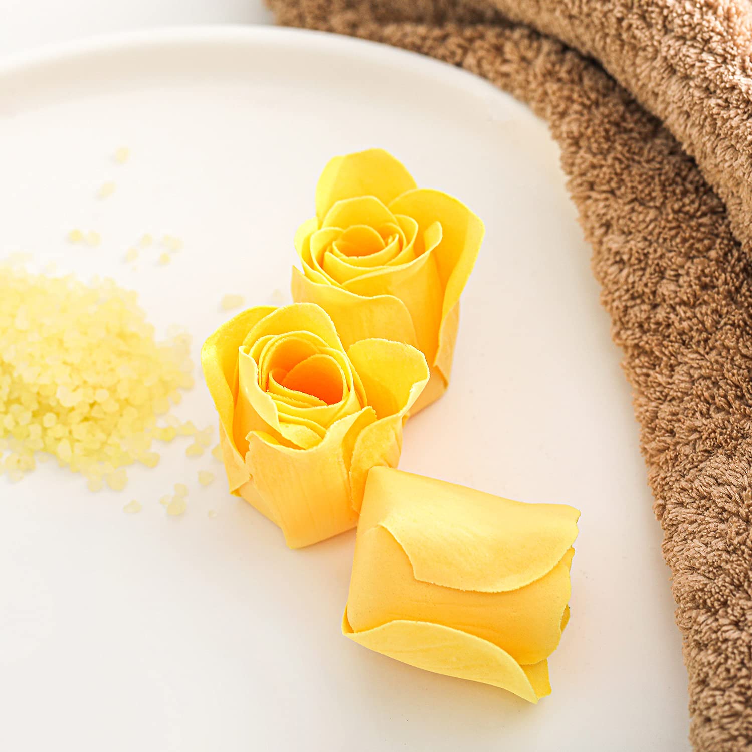 Self Care Gifts for Women, Spa Luxetique 8pcs Daisy Bath and Body Gift Baskets for Her, Bath Set with Bubble Bath, Lotion, Christmas Gifts for Mom