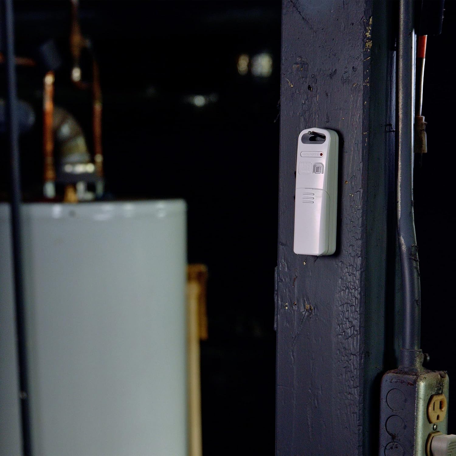 AcuRite Wireless Indoor Outdoor Temperature and Humidity Sensor with A-B-C Switch (06002M / 592TXR)