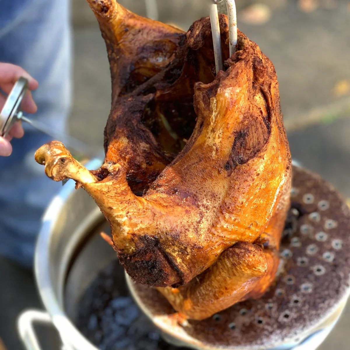 Bayou Classic 1118 32-qt Stainless Turkey Fryer Features Vented Lid Perforated Poultry Rack 12-in Stainless Fry Thermometer 2-oz Seasoning Injector