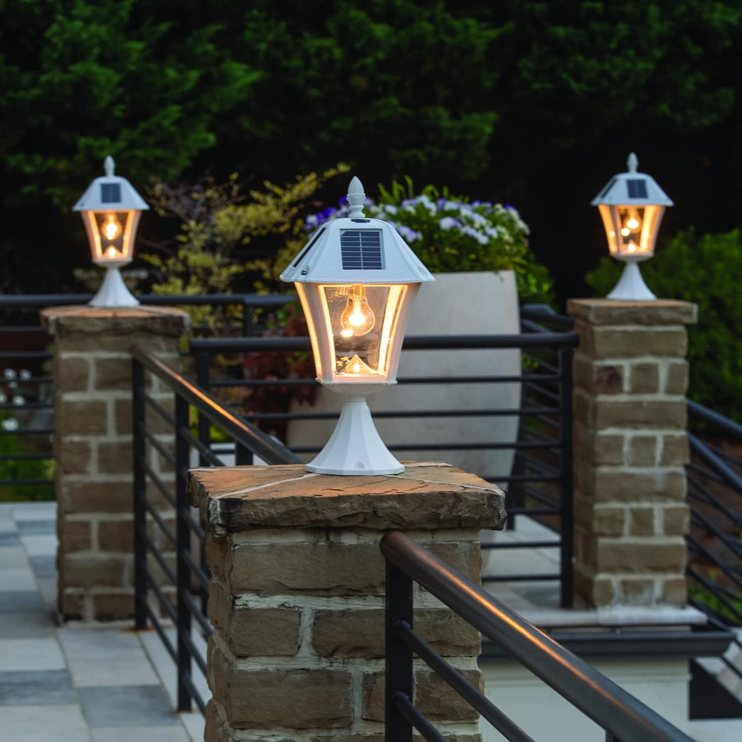 Gama Sonic Baytown II Bulb White Outdoor Solar Light, Single Post Light with 3 Mounting Options, 3in. Fitter for Lamp Posts