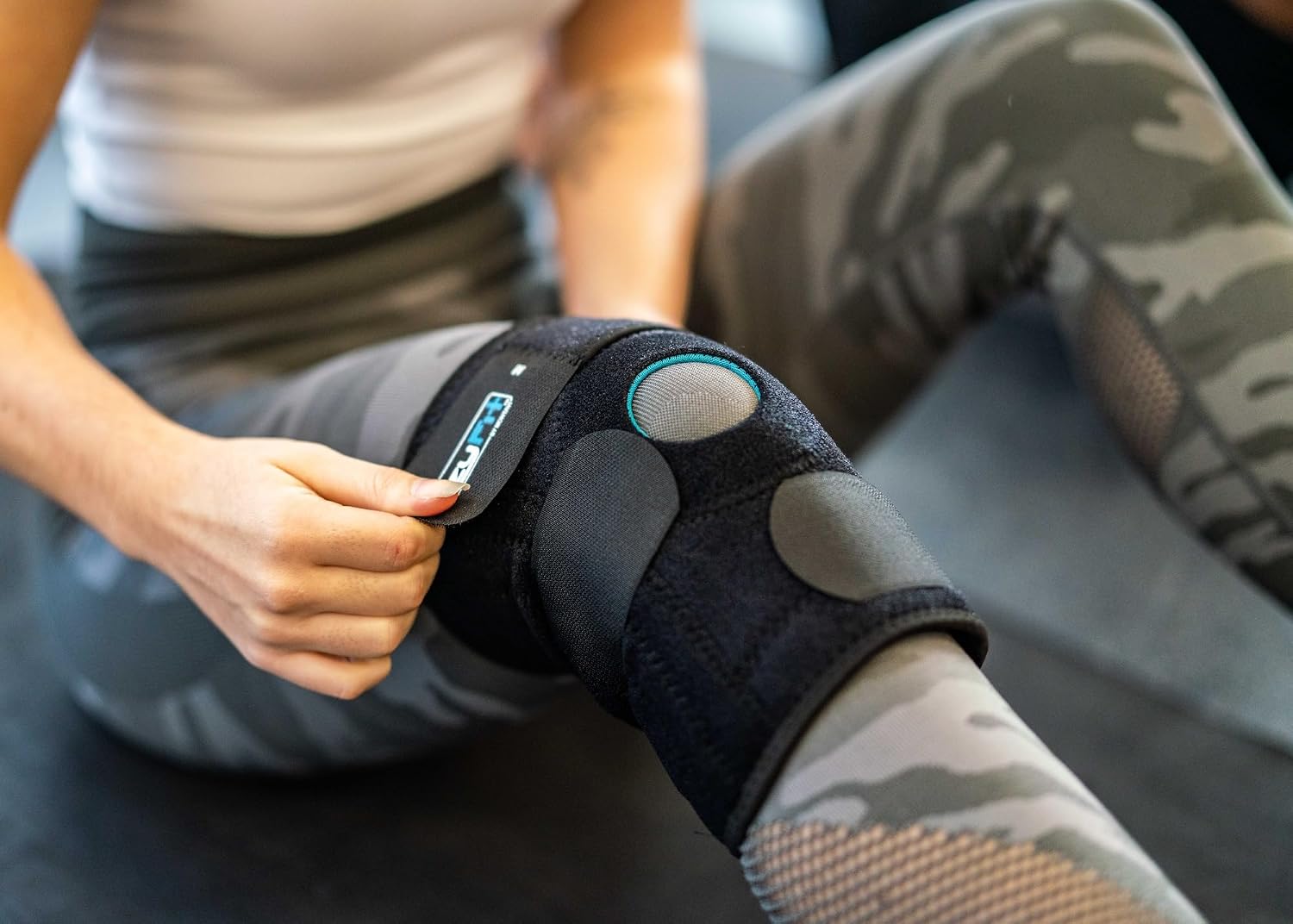 EzyFit Knee Brace - Adjustable Support for Arthritis, ACL Meniscus Tear & Knee Pain Relief or Injury Recovery - Plus Dual Side Stabilizers for Men & Women - Large Size - 14" - 17"