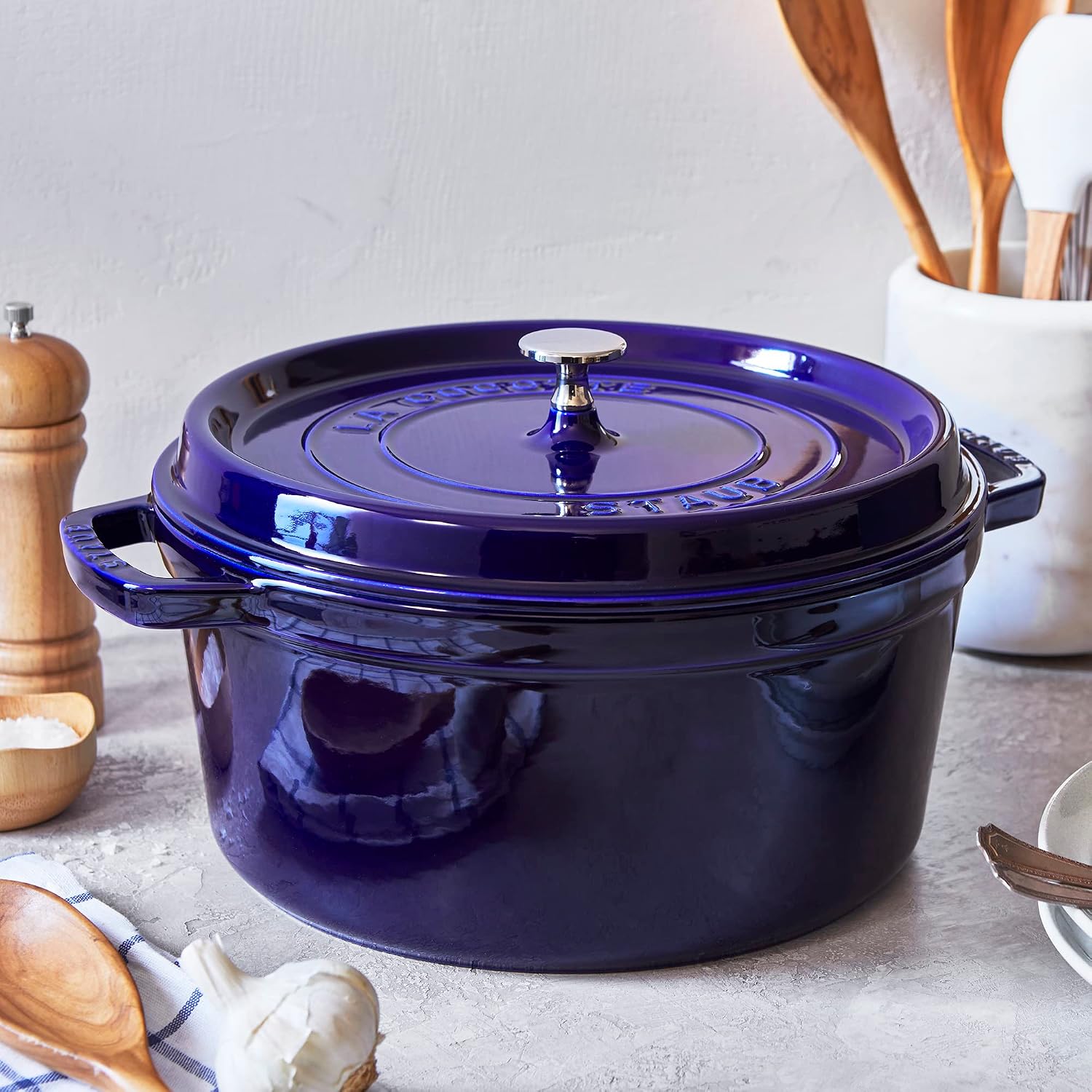 Staub Round Cocotte - 5.5Qt - Grenadine