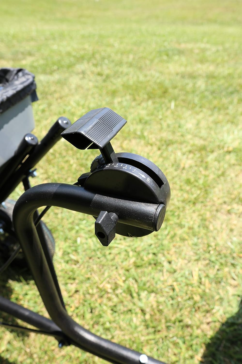 100-Pound Capacity Tow-Behind Semi-Commercial Broadcast Spreader TBS4500PRCGY