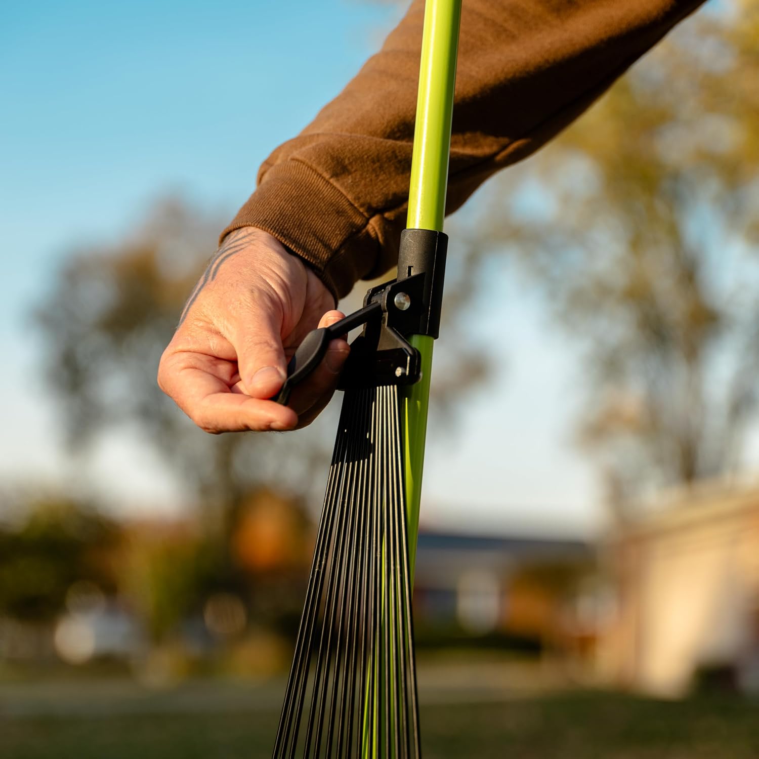 Earthwise 50002 Gator Grabber Telescoping Leaf Clean-Up Tool, Green/Black