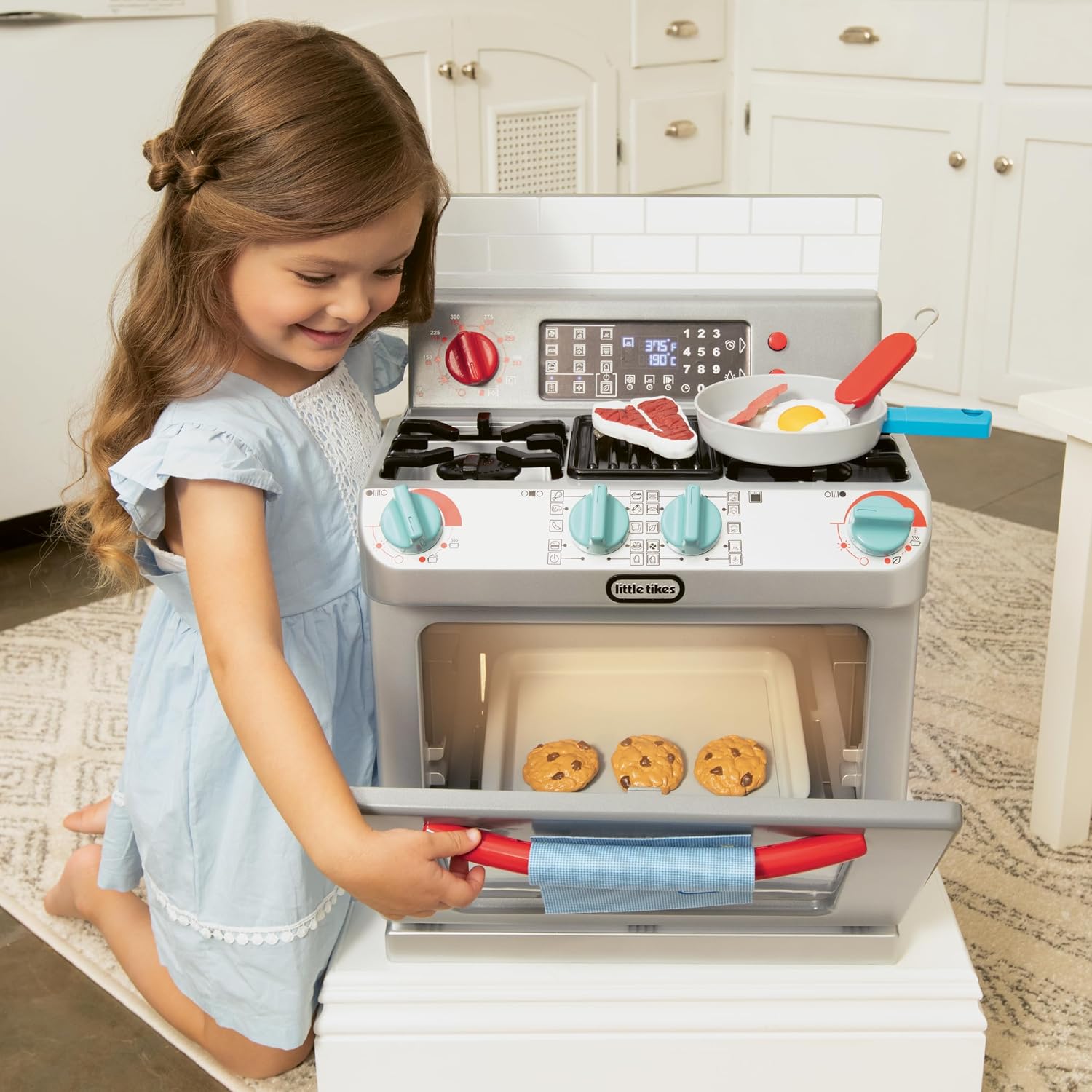 Little Tikes First Oven Realistic Pretend Play Appliance for Kids, Play Kitchen with 11 Accessories and Realistic Cooking Sounds
