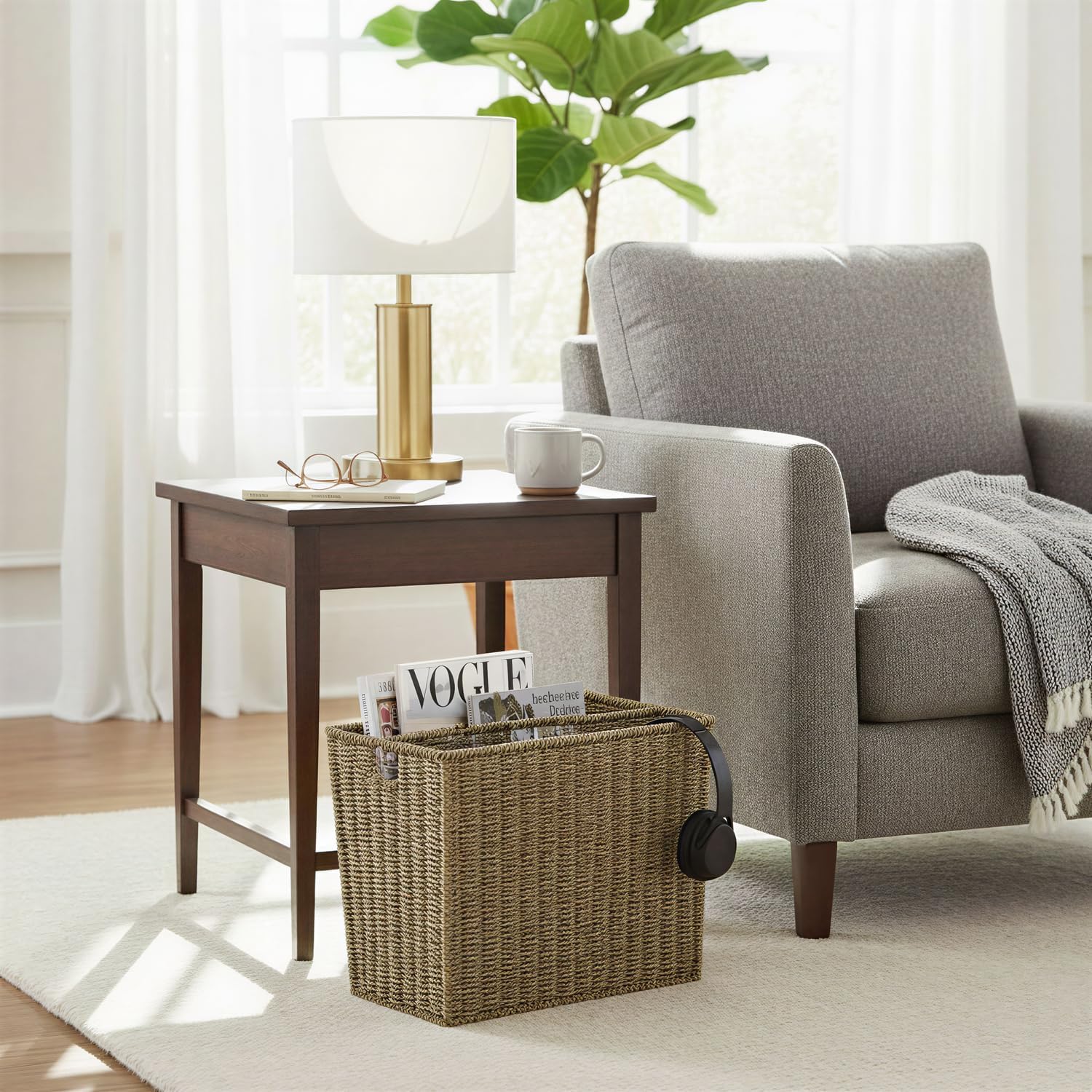 Household Essentials Wicker Magazine Rack, Handwoven Seagrass, Strong Metal Wire Frame, Built-In Handle and Divider, Lightweight, Contemporary, Great for Puzzle Books, Mail and More, Natural