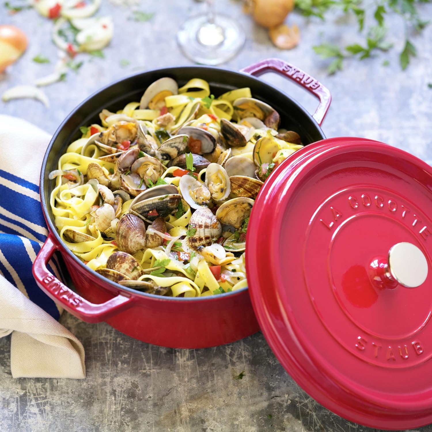 Staub Round Cocotte - 5.5Qt - Grenadine
