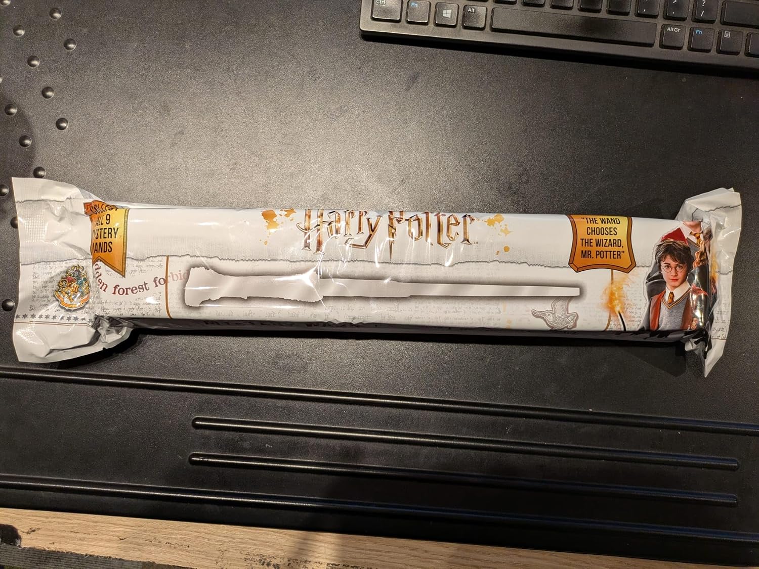 WB 1290 Harry Potter Mystery Wand - Contain 1 - Collectible Wand, 5 years or up