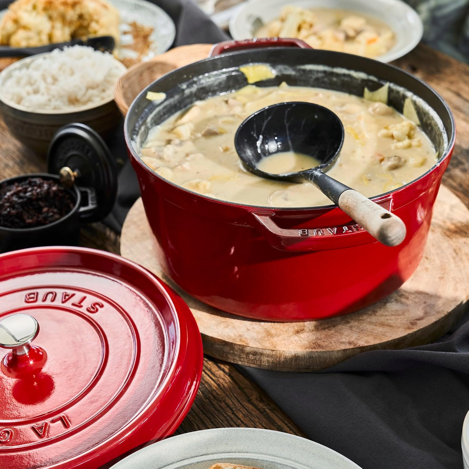 Staub Round Cocotte - 5.5Qt - Grenadine