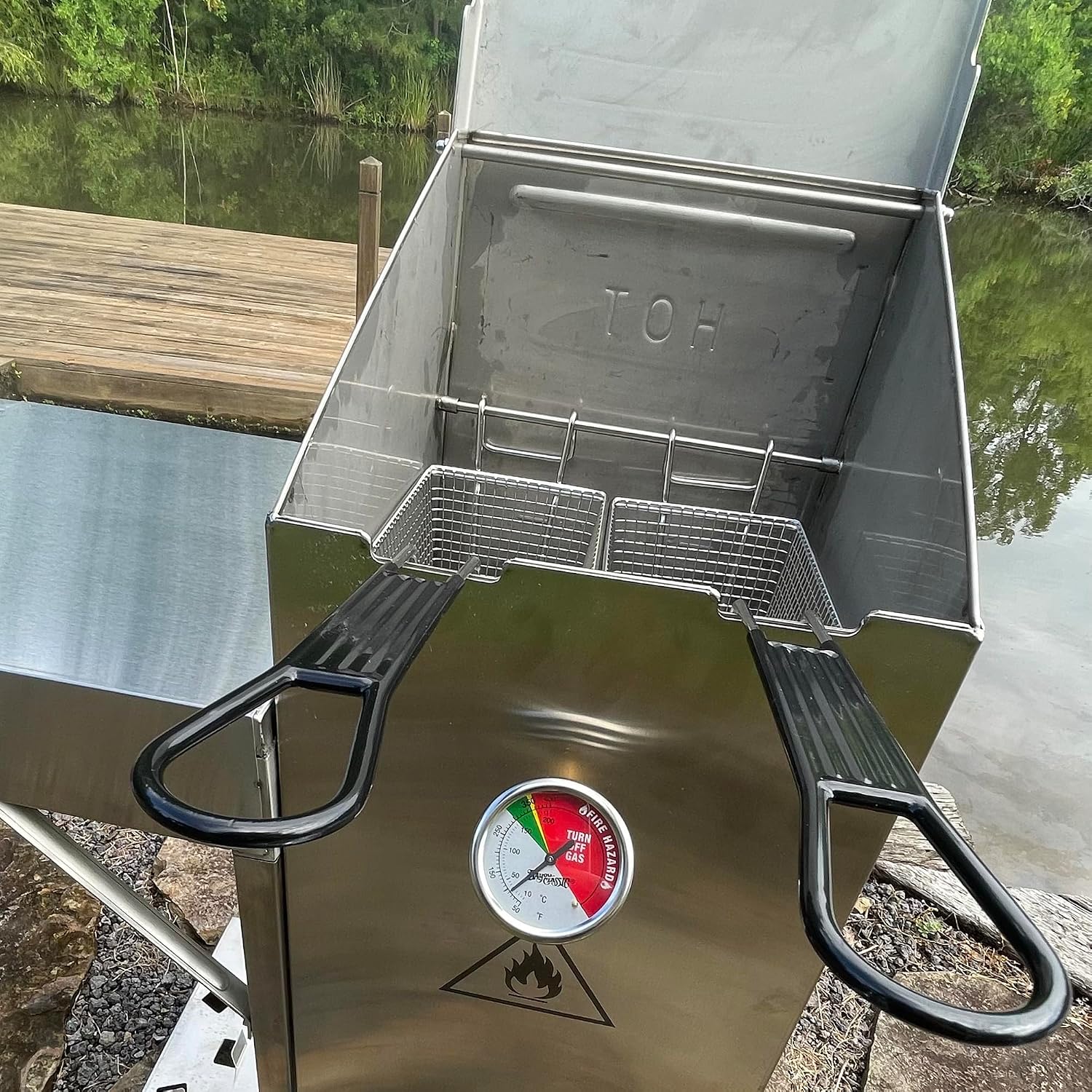 Bayou Classic 700-704 4-gal Stainless Bayou Fryer with Cart Includes 2 Stainless Mesh Baskets Fry Thermometer Drain Valve High Pressure Regulator w/