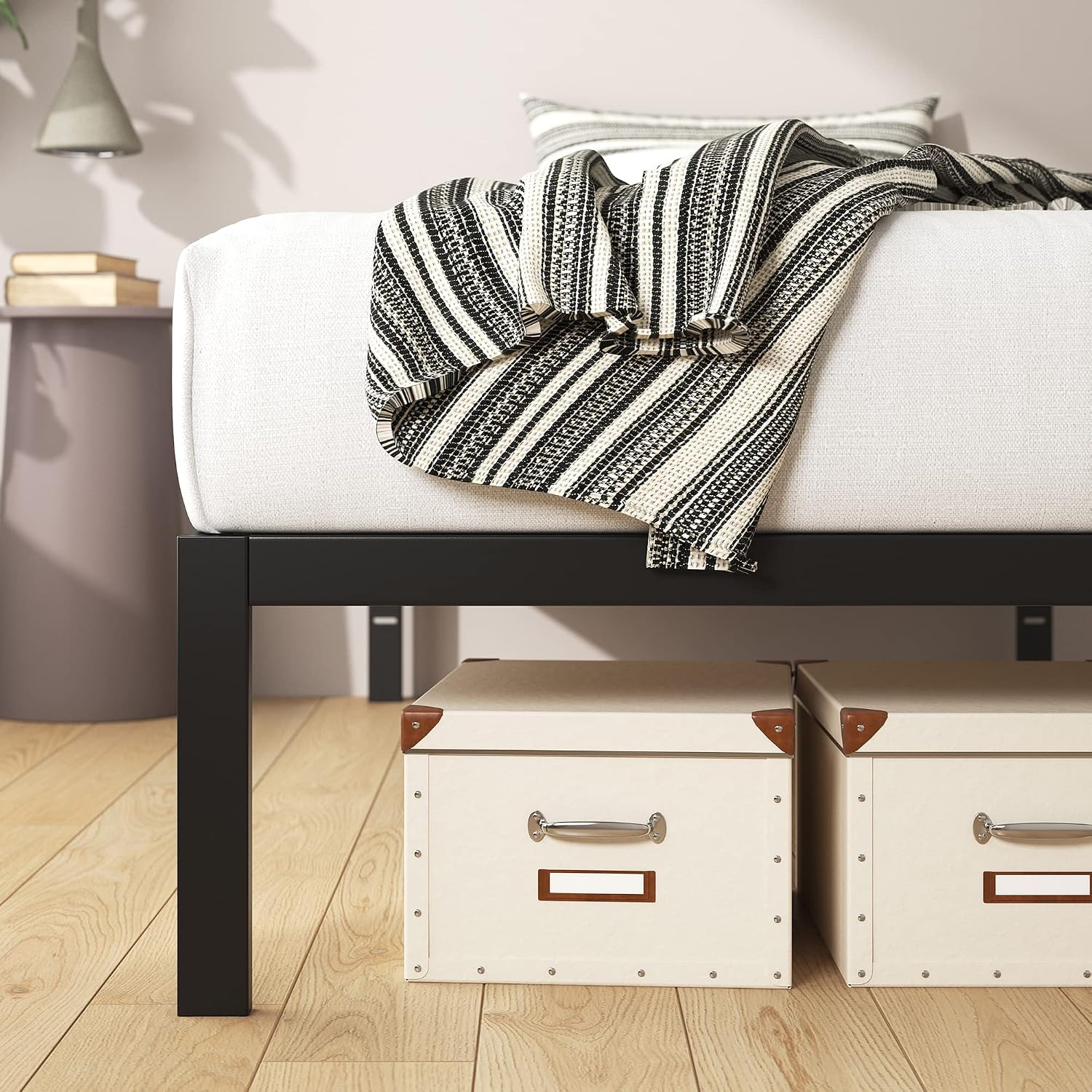 ZINUS Mia Metal Platform Bed Frame with Headboard, Wood Slat Support, No Box Spring Needed, Easy Assembly, Queen