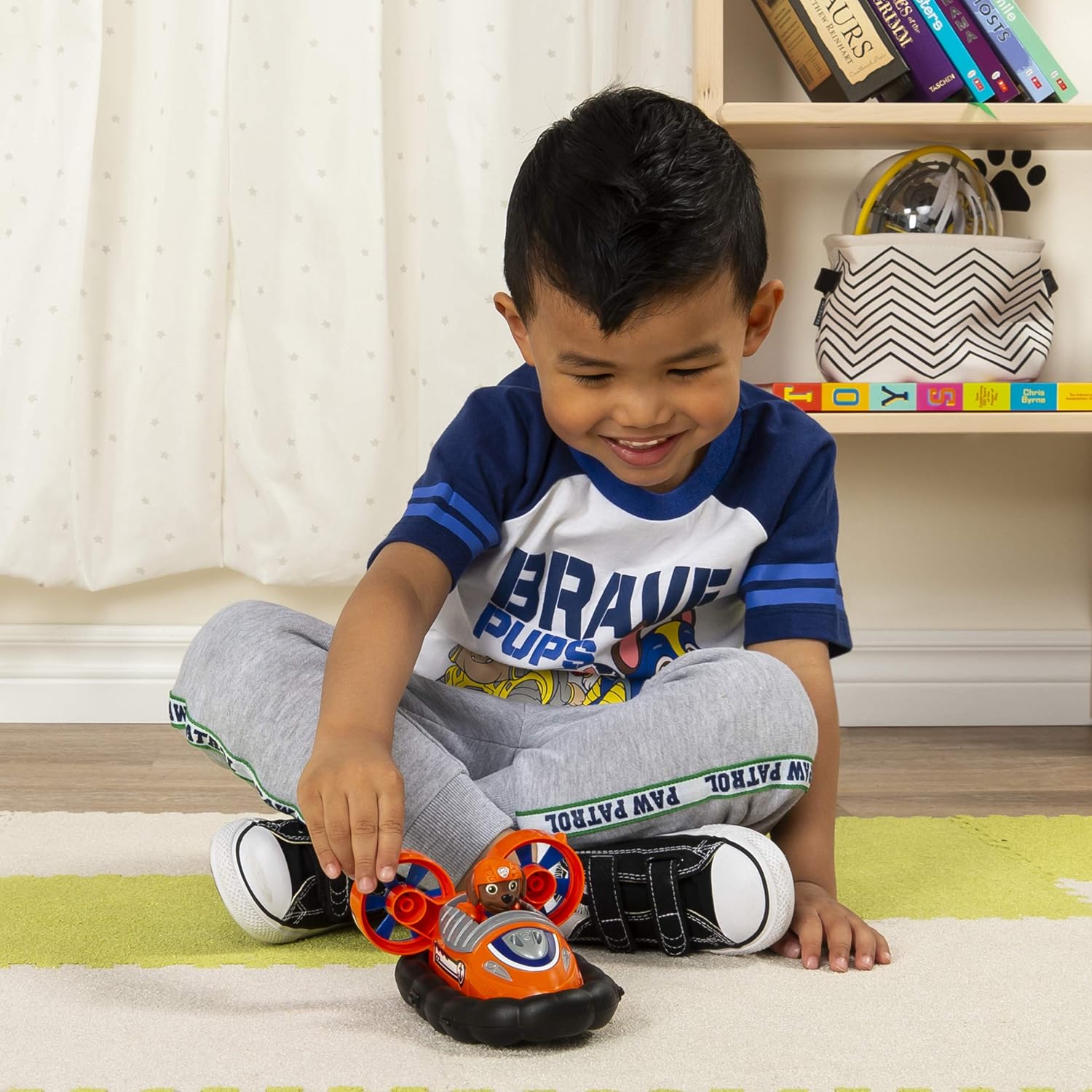 Paw Patrol, Zuma’s Hovercraft Vehicle with Collectible Figure, for Kids Aged 3 and Up