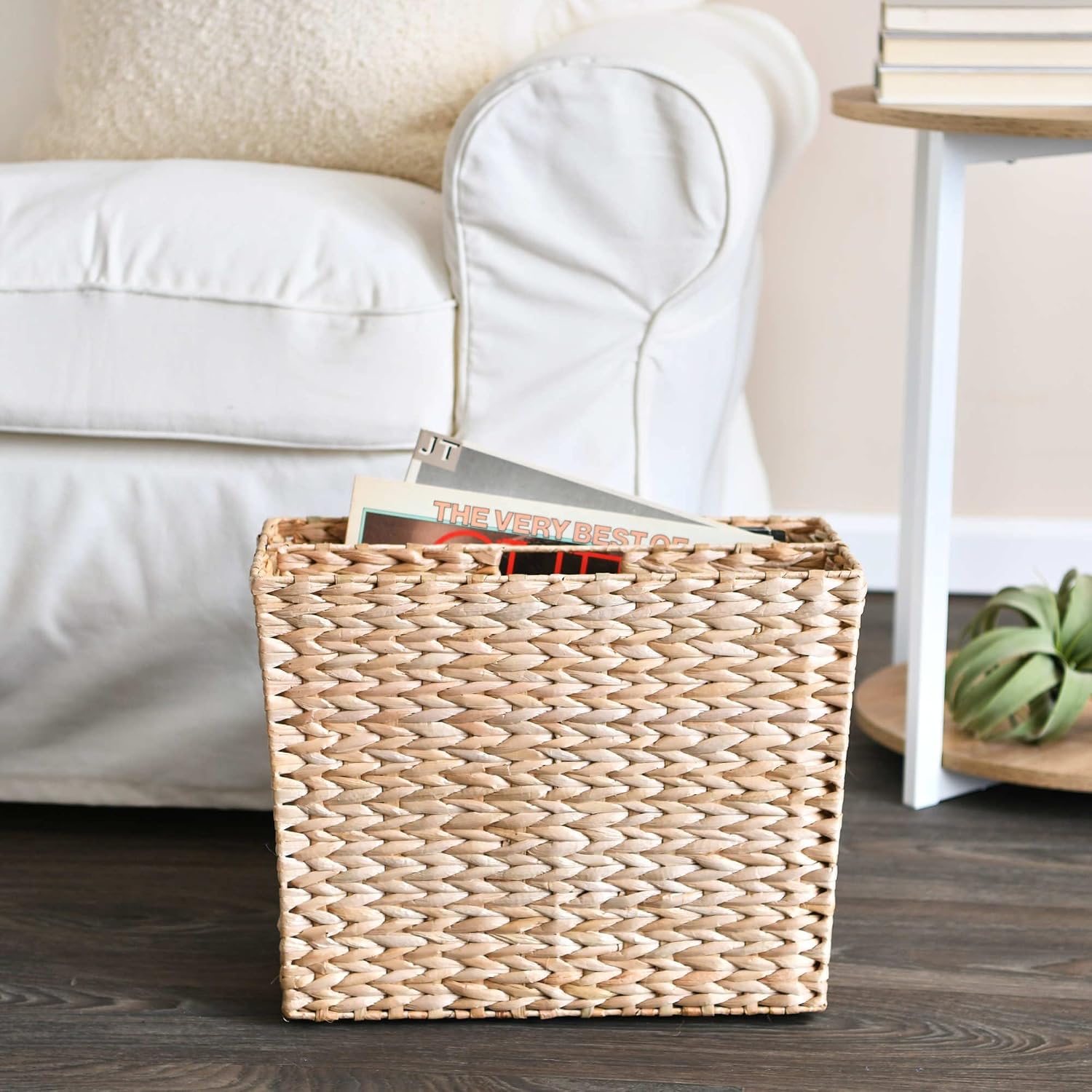 Household Essentials Wicker Magazine Rack, Handwoven Seagrass, Strong Metal Wire Frame, Built-In Handle and Divider, Lightweight, Contemporary, Great for Puzzle Books, Mail and More, Natural