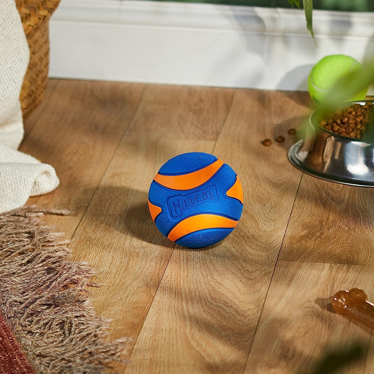 Chuckit! Ultra Ball Dog Toy - Size Large - For Dogs 60-100 lbs - Made from Durable Rubber - Super Bouncy - Floats in Water - 3-inch Diameter - Pack of 1