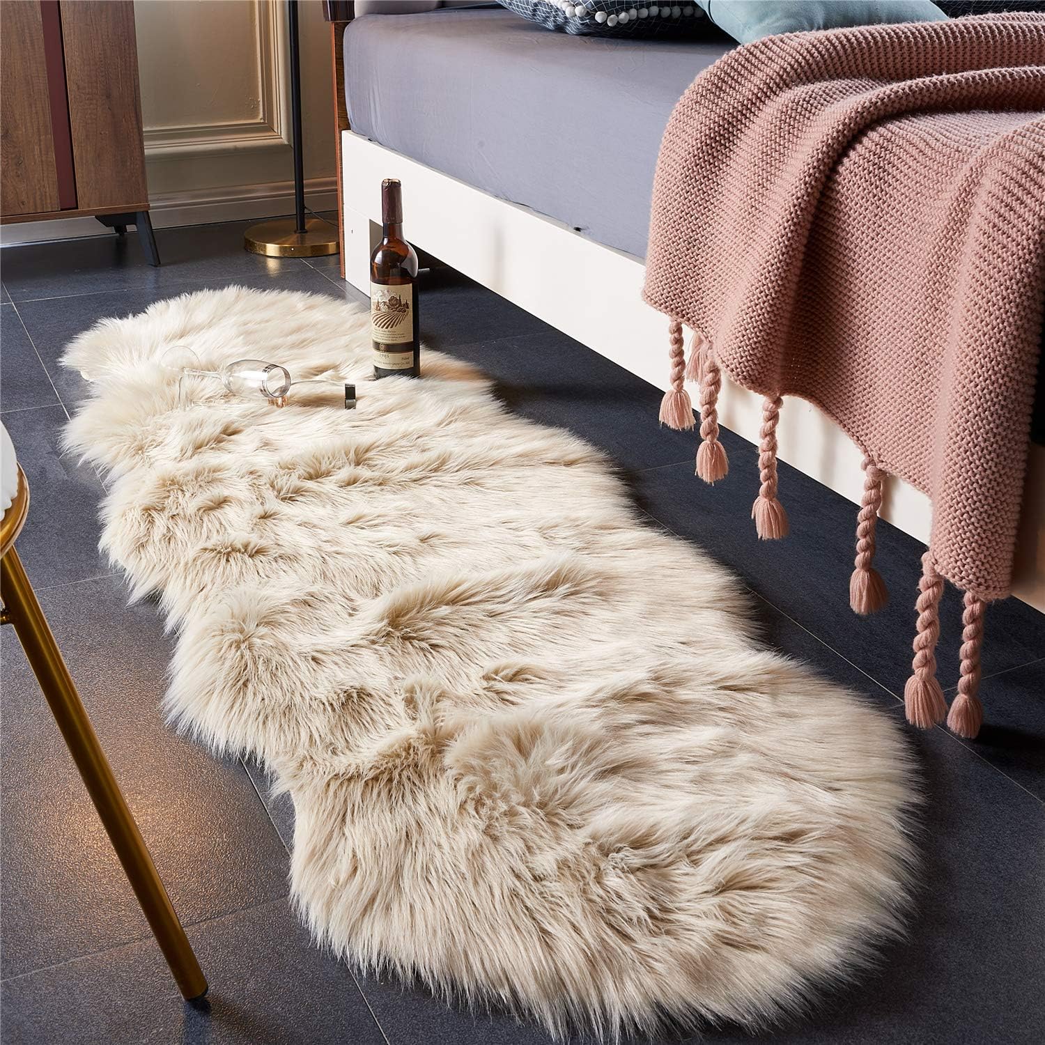 EasyJoy Ultra Soft Fluffy Shaggy Area Rug Faux Fur Rug Chair Cover Seat Pad Fuzzy Area Rug for Bedroom Floor Sofa Living Room (2 x 6 ft Sheepskin