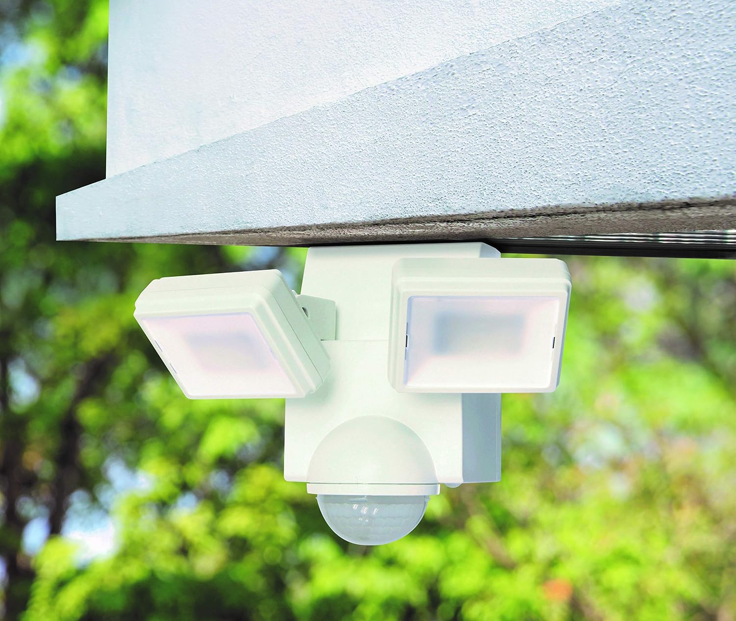 Motion Security Flood Light, Battery Operated Adjustable Motion Sensor, 700 Lumen LED