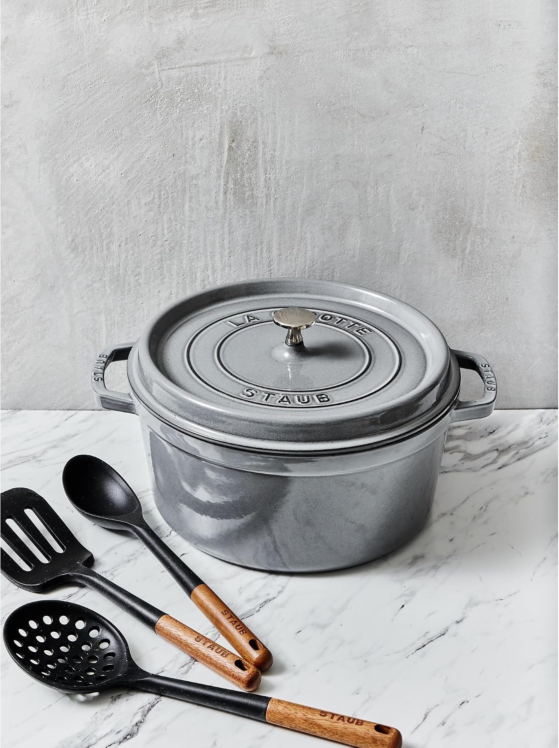 Staub Round Cocotte - 5.5Qt - Grenadine