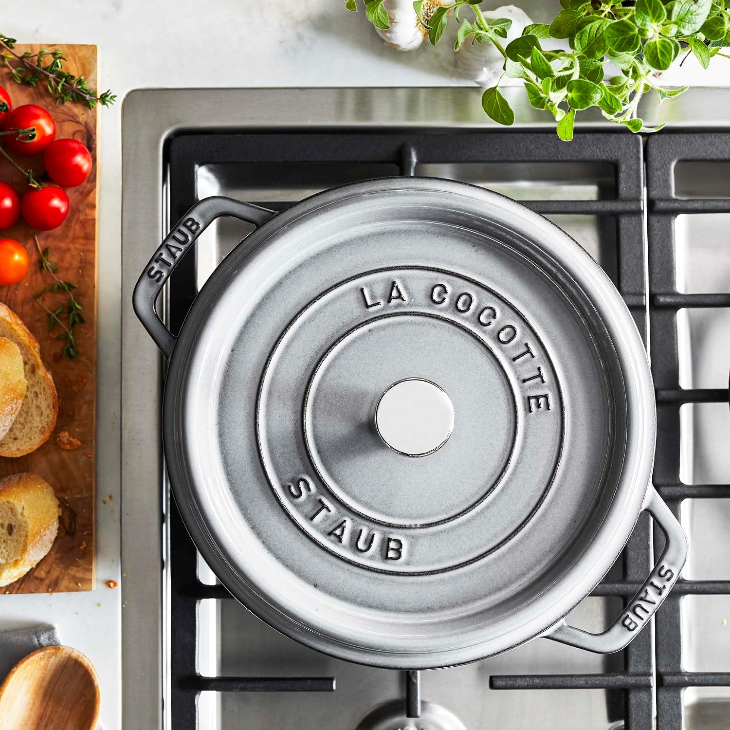 Staub Round Cocotte - 5.5Qt - Grenadine