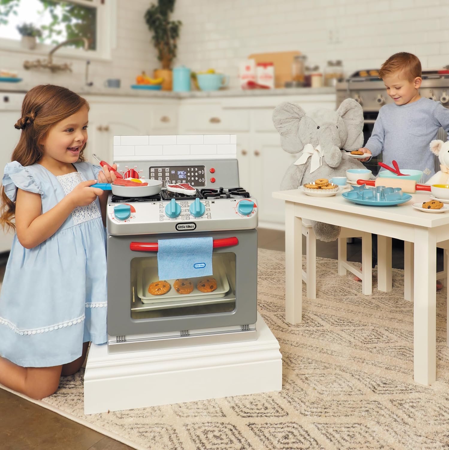 Little Tikes First Oven Realistic Pretend Play Appliance for Kids, Play Kitchen with 11 Accessories and Realistic Cooking Sounds