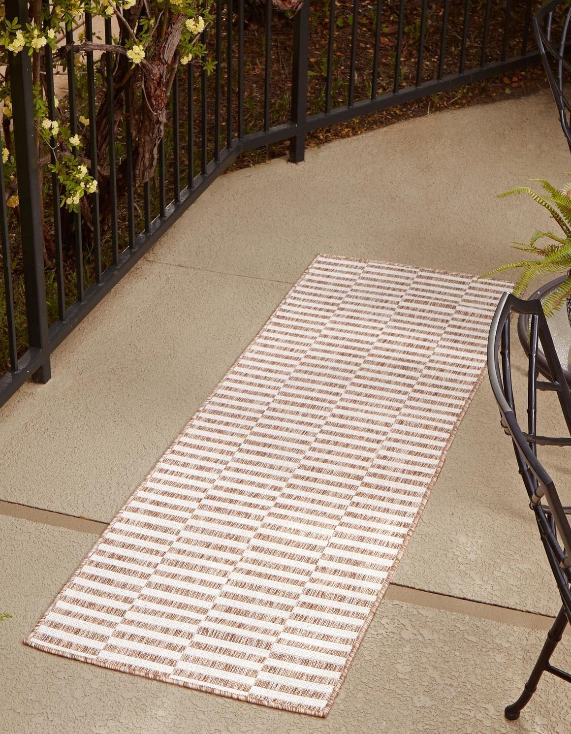 Unique Loom Outdoor Striped Collection Area Rug - Striped (7' 1" x 10' Rectangle, Taupe/Ivory)