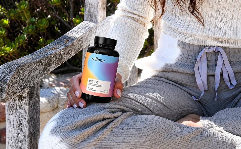 Kimberly Snyder holding Detoxy bottle