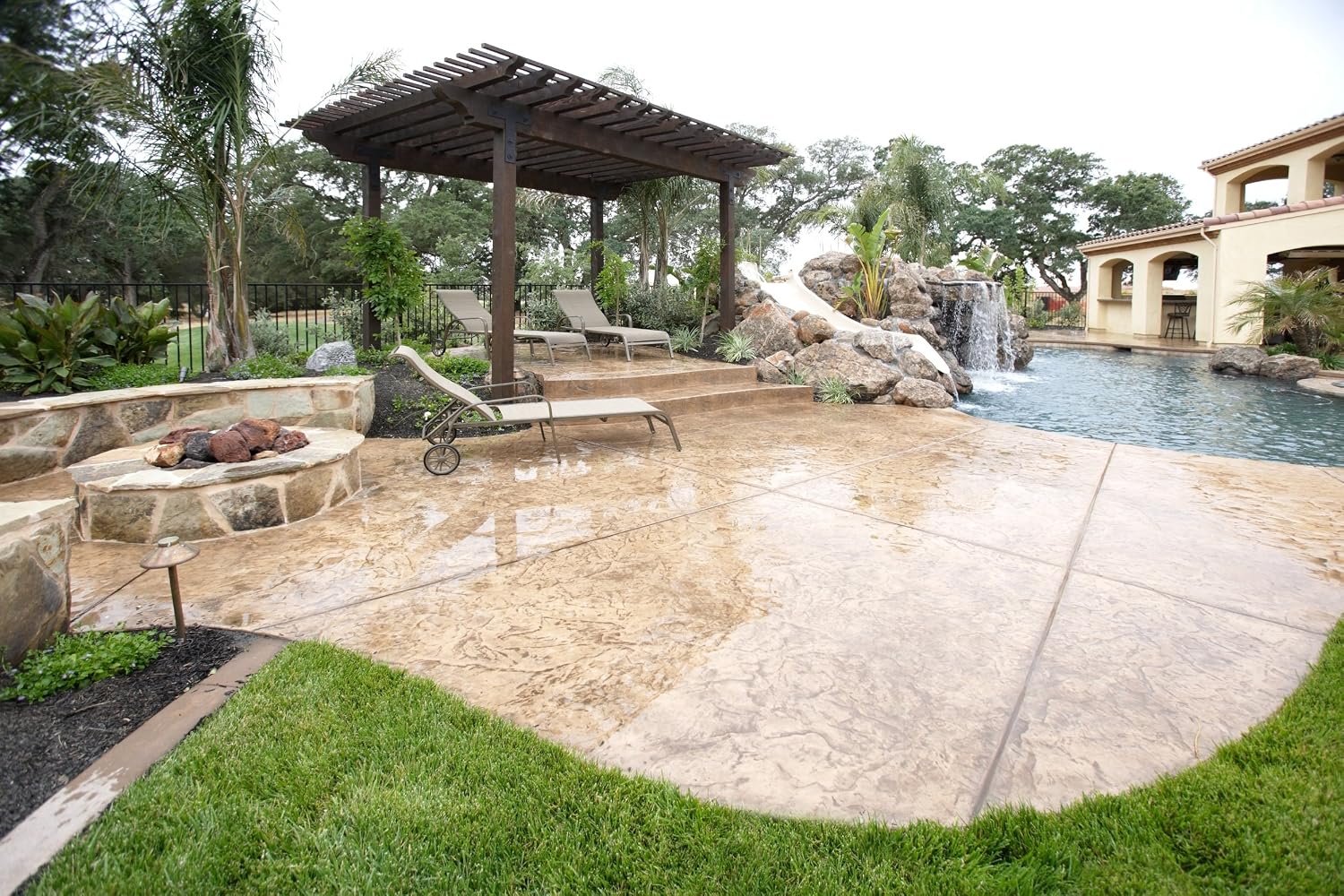 Armor AX25 Clear Wet Look High Gloss Solvent-Based Siloxane Infused Acrylic Concrete, Aggregate, and Paver Water Repellent Sealer by Foundation